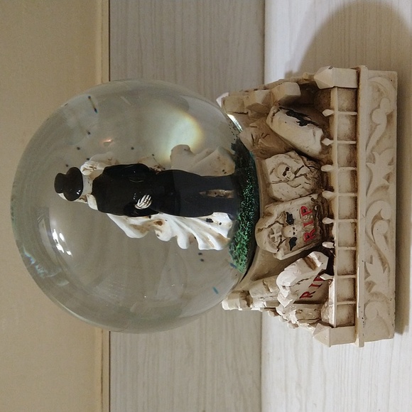 TJ Maxx Halloween Skeleton Bride & Groom Musical Snow Globe - Picture 3 of 7